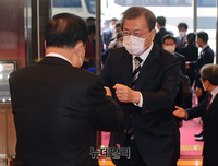 [포토] 주먹인사 하는 문재인 대통령과 문희상 의장