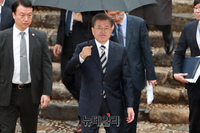 [포토] 영수회담 마치고 사랑재 떠나는 문재인 대통령