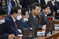 [포토] 코로나19 특위 회의, 인사말하는 기동민