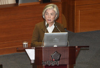 [포토] 대정부질문 답하는 강경화 장관