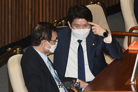 [포토] 국회 본회의, 대화나누는 '이해찬-이인영'