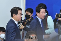 [포토] 원내대책회의 입장하는 '이인영-조정식'