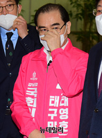 [포토] 마스크 고쳐쓰는 태영호 전 공사