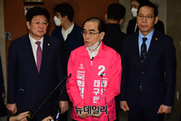 [포토] 기자들의 질문에 답하는 태영호 미래통합당 예비후보