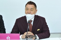 [포토] 위촉인사 전하는 이웅종 반려동물정책개발단장