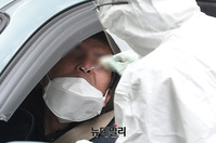 [포토] 드라이브 스루 선별진료소 운영하는 서울은평병원