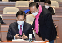 [포토] 스마트폰 보며 대화하는 '심재철-박덕흠'