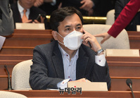 [포토] 전화통화하는 김진태 의원