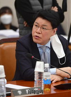 [포토] 법사위 추미애 장관 답변태도 지적하는 장제원 의원