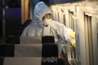 [포토] KTX 열차 내부 방역 작업하는 코레일