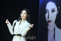 [포토] 싱글앨범 '홈' 쇼케이스, 하트 포즈한 예지