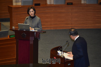 [포토] 답변하는 유은혜 부총리 겸 교육부 장관