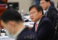 [포토] 법무부 장관 '압수수색 지시여부' 관련 질의 하는 정점식