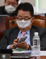 [포토] 국회 법사위, 마스크 쓴 박지원 의원