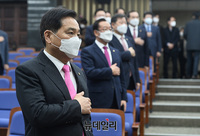 [포토] 국민의례하는 심재철 통합당 원내대표