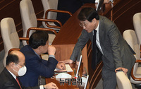 [포토] 국회 본회의, 대화나누는 '이원욱-김종훈'
