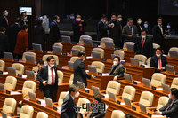 [포토] 인터넷전문은행 설립법 부결, 회의장 떠나는 미래통합당