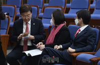 [포토] 긴급 의총, 대화나누는 '김종석-조경태-신보라'