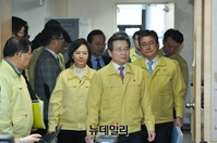 [포토] '마스크 수급 안정화' 대책 브리핑 입장하는 김용범 차관