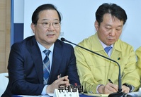 [포토] 마스크 수급 대책 브리핑, 취재진의 질문에 답하는 김대업 대한약사회 회장