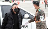 [포토] 입대하는 승리…5주 후 군법정서 '성매매 알선' 등 재판
