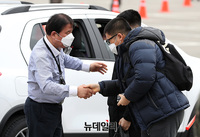 [포토] 마스크 5부제 첫날…마스크 낀채 입대하는 장병들