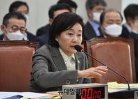 [포토] 질의에 답하는 박영선 장관