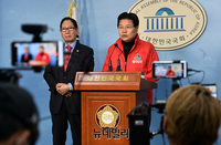 [포토] 친박신당 정당등록 기자회견 갖는 홍문종