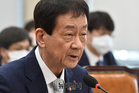 [포토] 의원들 질의에 답하는 진영 장관