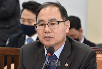 [포토] 답하는 박영수 중앙선관위 사무총장