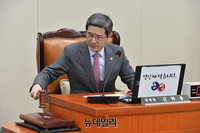 [포토] 의사봉 두드리는 김학용 위원장