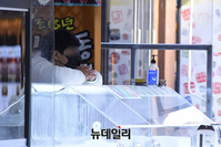 [포토] 관광객 끊긴 인사동 거리...손님 기다리는 가게들