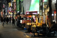 [포토] 사라진 관광객...적막한 명동의 밤거리