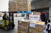 [포토] 수도권 코로나19 첫 사망자 발생…中마스크100만부 배부하는 적십자