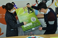 [포토] 만18세 유권자 홍보자료 점검하는 서울시 선거관리위원회