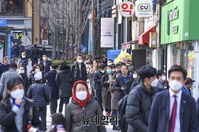 [포토] '마스크5부제' 시행 5일째...여전히 줄 선 시민들