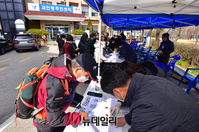 [포토] 과천시, 관내 주민대상 마스크 '무료' 배부...14일까지 1인당 1매