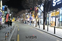 [포토] 관광객 빠져나간 불금 홍대, 주류매장엔 입장 기다리는 곳도 보여