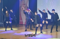 [포토] 타이틀곡 '숨'으로 멋진무대 선보이는 홍은기