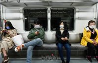 [포토] 마스크 끼고 띄엄띄엄… 지하철에서 '사회적 거리' 두는 시민들