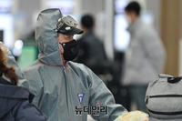[포토] 방역복 입고 인천공항 출국하는 중국인