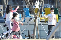 [포토] 춘분에 봄꽃 핀 올림픽공원, 마스크 쓰고 여유즐기는 아이들