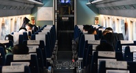 [포토] 정부 '강력한 사회적 거리두기' 발표.. 거리두고 앉은 승객들