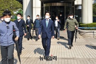 [포토] '드루킹 댓글 조작' 혐의 항소심 후 법원나서는 김경수 경남지사