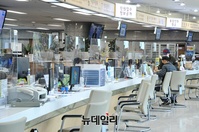 [포토] 민원인 접촉 최소화...투명 가림막 설치한 용산구청