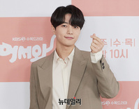 [포토] 김명수, 여심 녹이는 손가락 하트