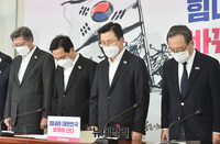 [포토] 천안함 46용사 묵념하는 황교안