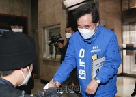[포토] 종로구 후보 등록 전 체온 측정하는 이낙연 