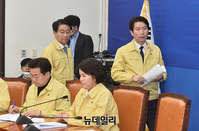 [포토] 코로나19 국난극복위 회의 입장하는 이인영