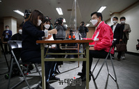 [포토] 황교안, 제21대 총선 후보 등록